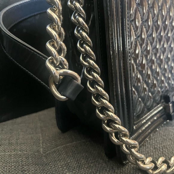 Chanel dark blue boy bag in patent leather - Picture 4 of 8